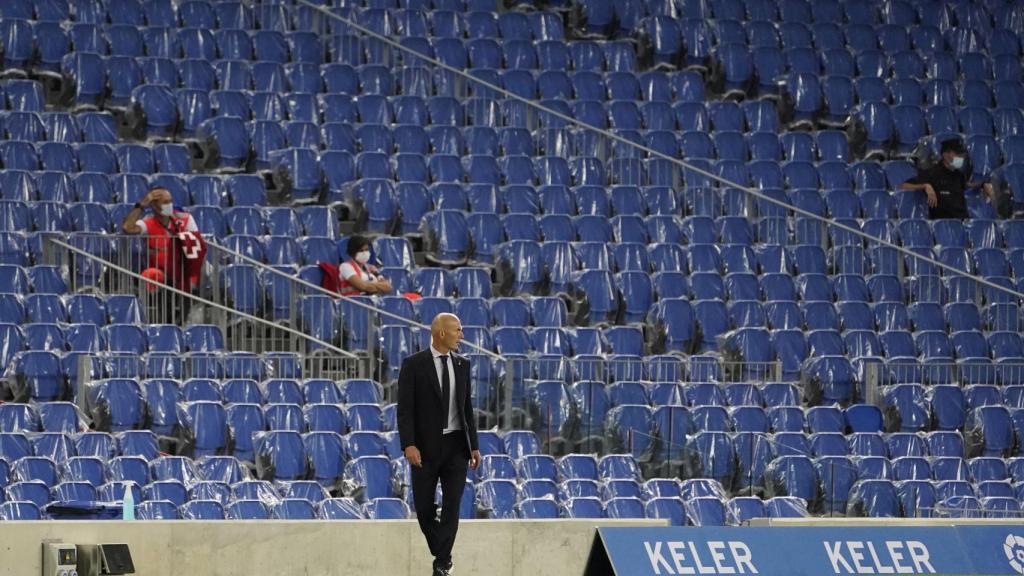 Zinedine Zidane, en la banda del Reale Arena, siguiendo a los jugadores del Real Madrid