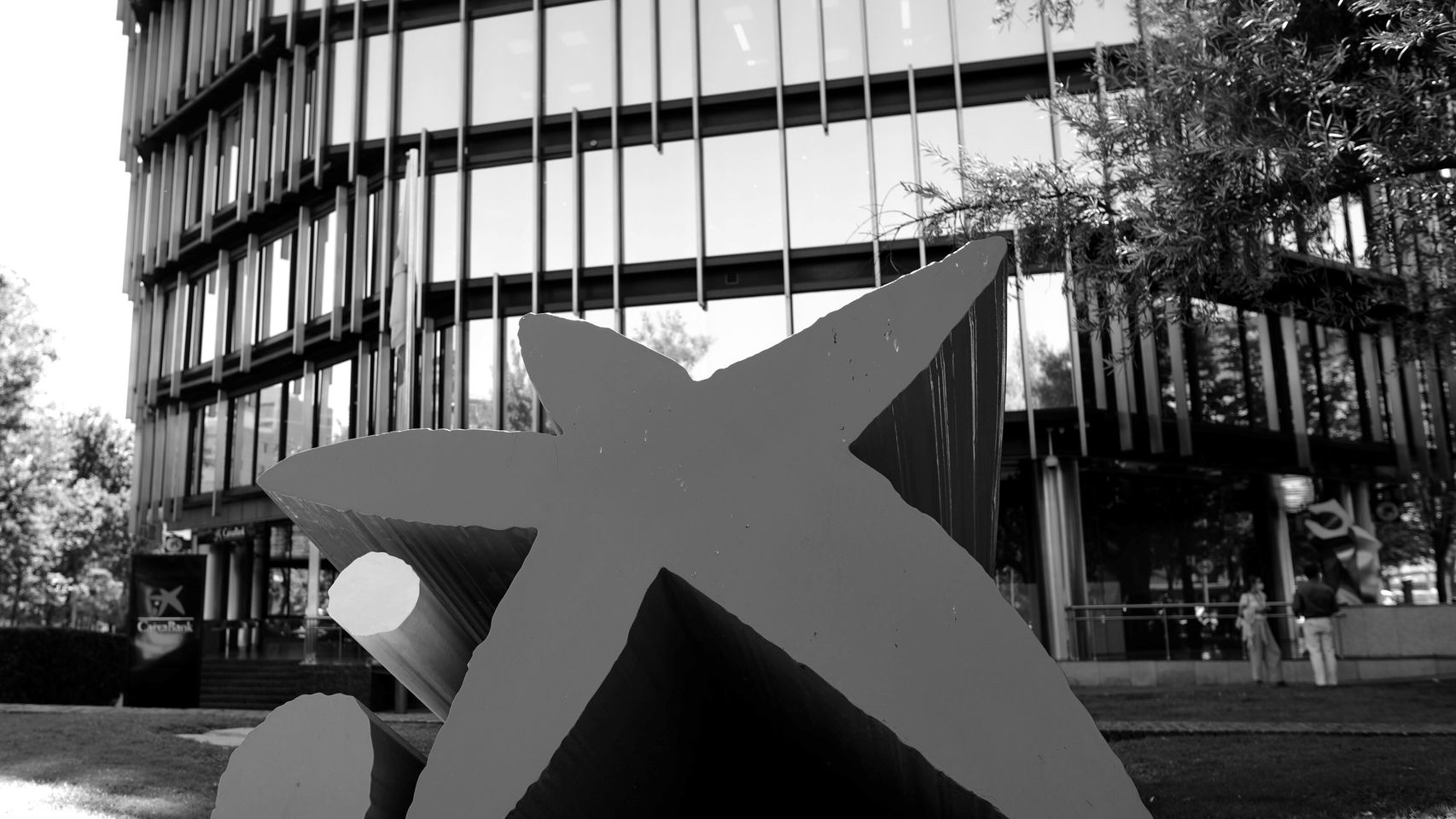 Distintivo y logo de las oficinas de Caixabank en Madrid (España) a 4 de septiembre de 2020.
