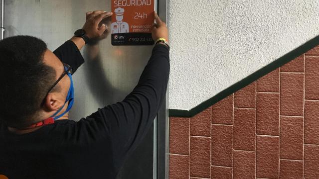 Un técnico del Grupo INV instala una alarma en un domicilio.