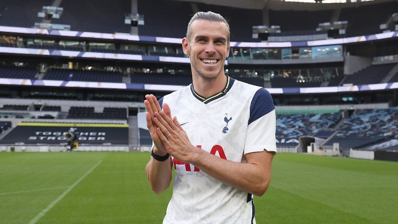 Bale posando con la camiseta del Tottenham