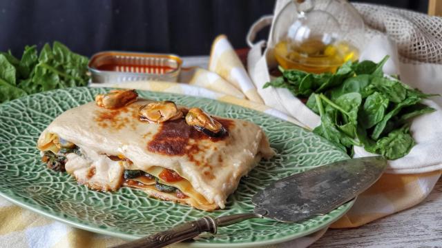 Lasaña de mejillones en escabeche y espinacas, cocina con conservas