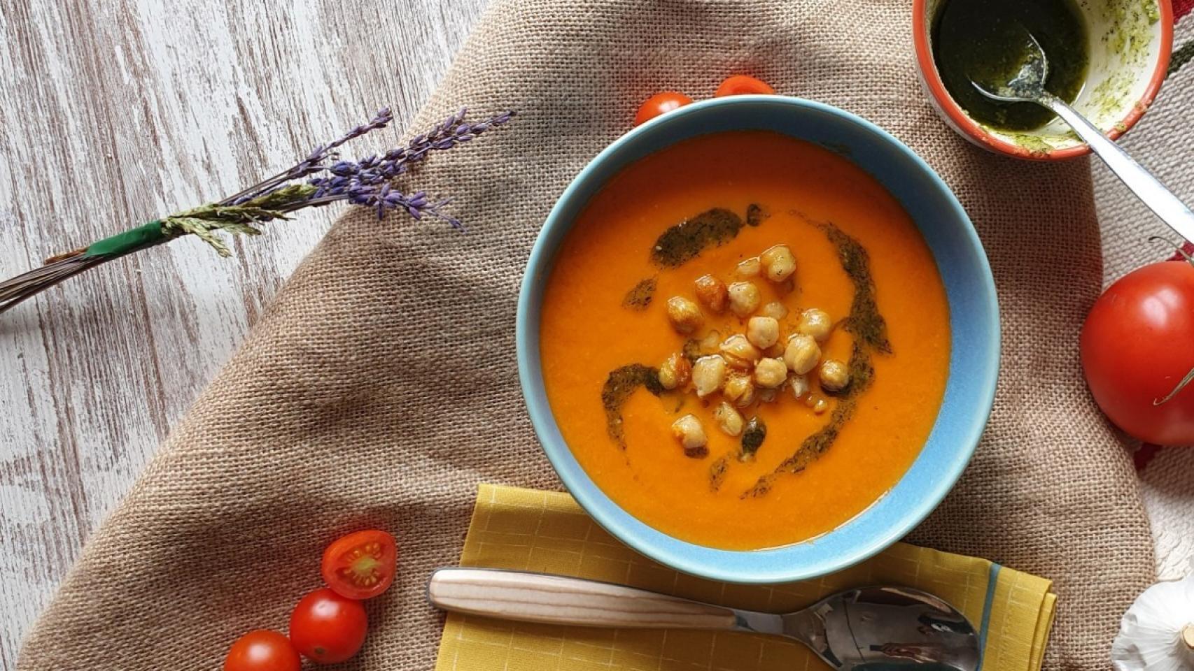 Sopa de tomate, garbanzos tostados y pesto de avellanas