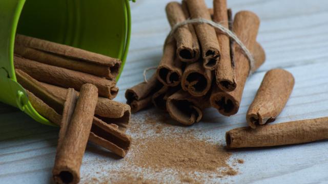 Trucos para limpiar tu casa de malas energías con canela