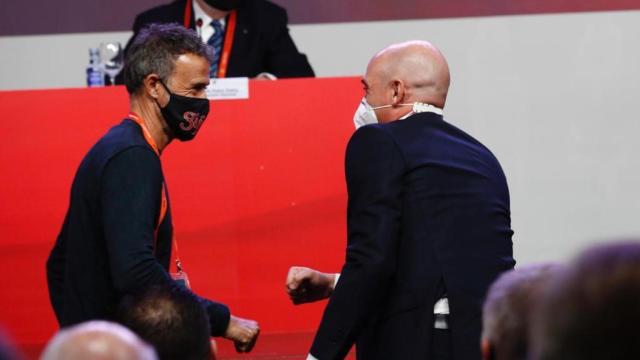Luis Enrique se saluda con Rubiales