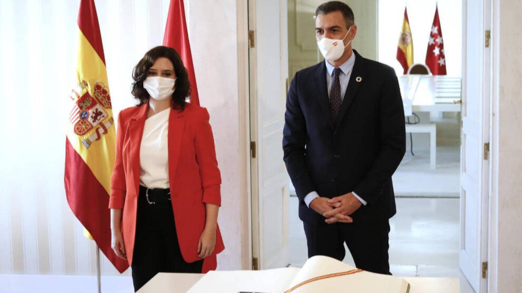 El jefe del Ejecutivo, Pedro Sánchez, junto a la presidenta de la Comunidad de Madrid, Isabel Díaz Ayuso. Foto: EUROPA PRESS / J. Hellín.