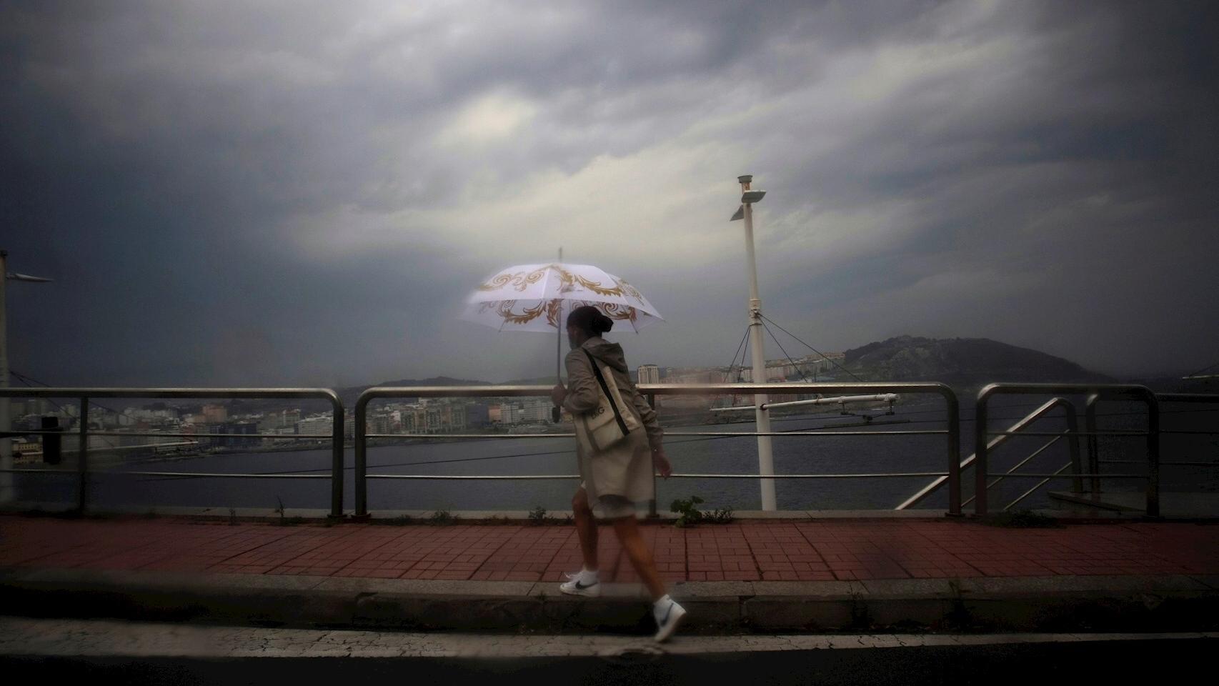 Una mujer camina por el paseo marítimo de A Coruña. EFE/Cabalar.