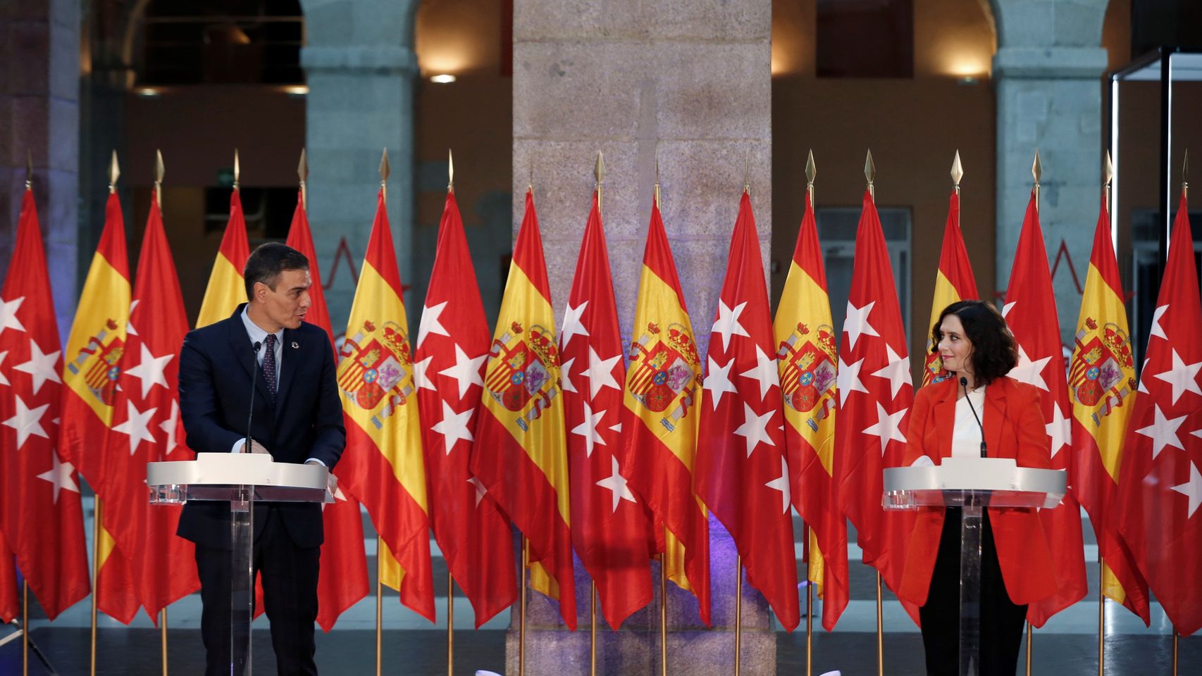 Pedro Sánchez, junto a Isabel Díaz Ayuso, en el Palacio de Correos de la Puerta del Sol.
