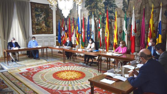 La ministra de Función Pública y Política Territorial, Carolina Darias, y los representantes sindicales de la función pública.