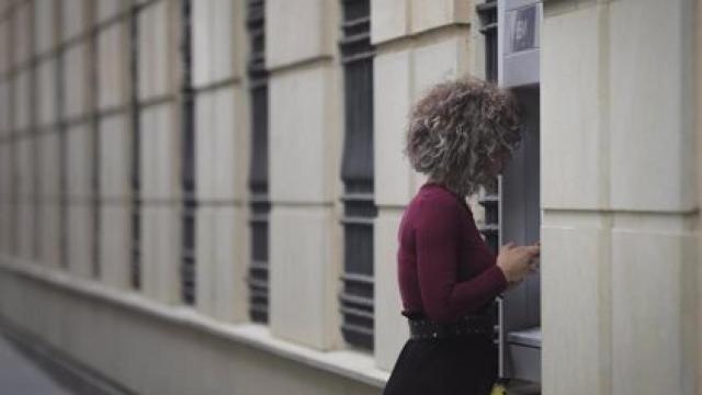 Una mujer en un cajero.