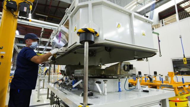 Las baterías pesan 350 kilos y están formadas por solo una pieza.