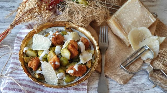 Ensalada César de coles de bruselas y pollo frito