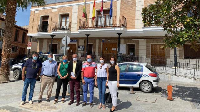 José Julián Gregorio, en el centro, durante su visita a Recas (Toledo)