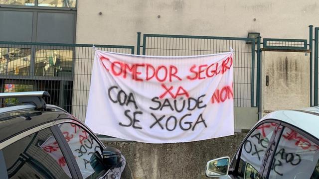 Cacerolada frente al coruñés CEIP Ría do Burgo para evitar el cierre del comedor