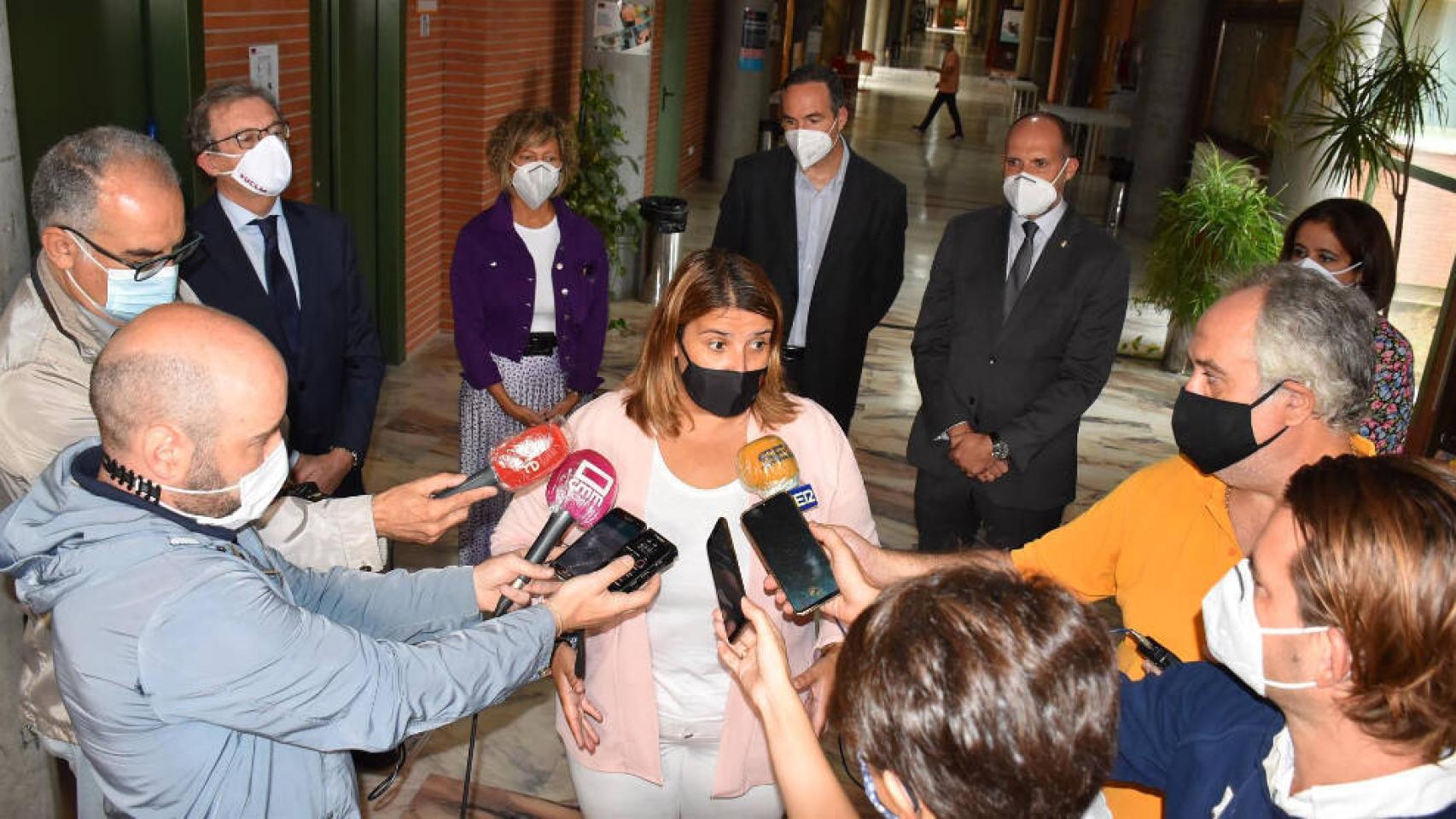 La alcaldesa de Talavera, Tita García, durante su atención a los medios de comunicación