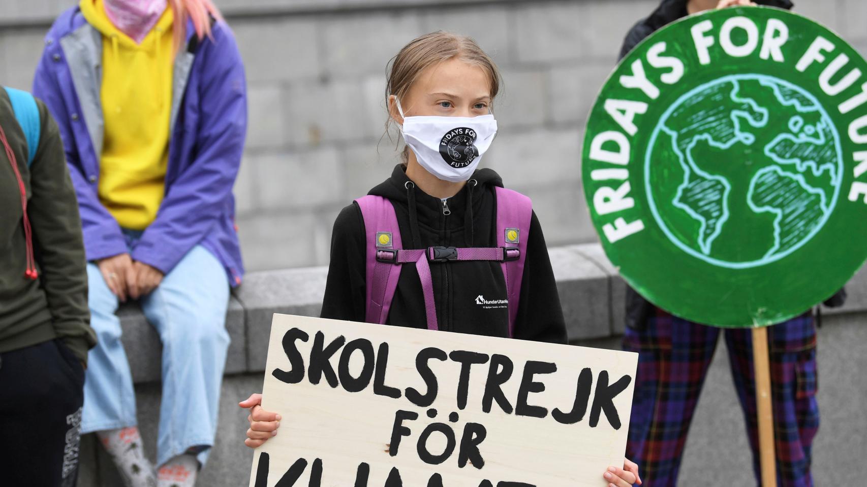 Greta Thunberg sostiene un cartel que dice Huelga escolar por el clima frente al Parlamento sueco.