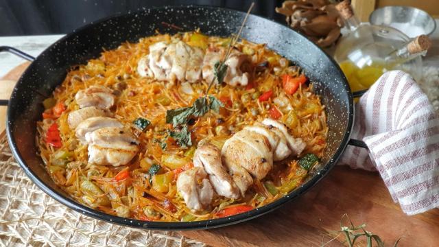 Fideuá de pollo y habitas