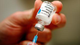 Un vial de vacuna para la gripe.