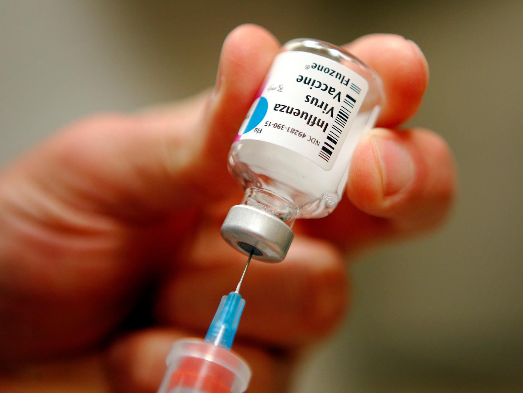 Un vial de vacuna para la gripe.