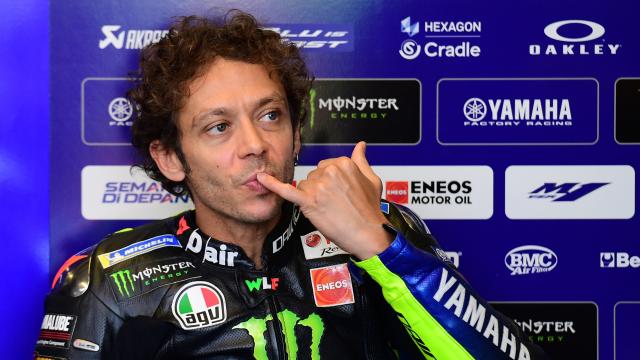Valentino Rossi se prepara para salir a pita, en el circuito de Misano.