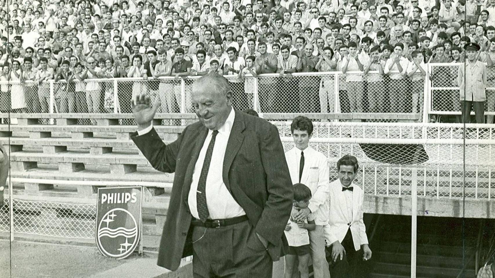 Santiago Bernabéu, aclamado por el público
