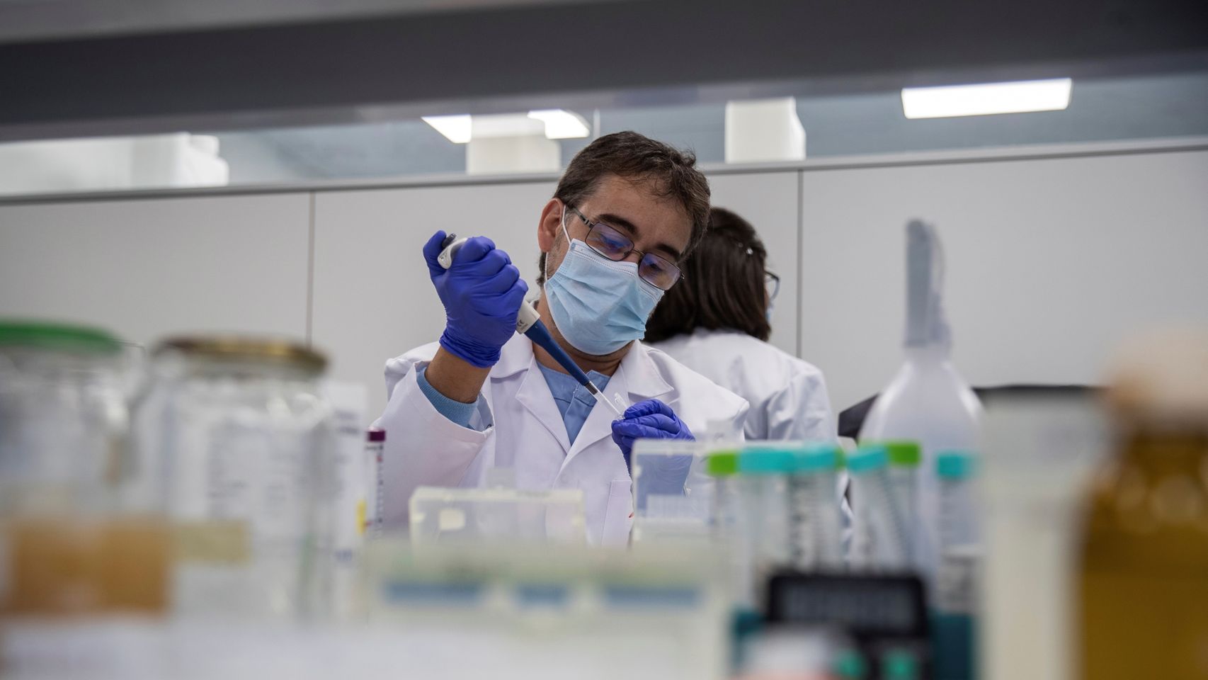 Científicos trabajan con polillas en la nueva factoría de la empresa ALGENEX, dedicada a la producción de vacunas.