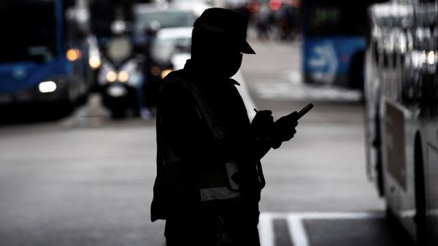 Un agente realiza un control en durante el toque de queda en Madrid.