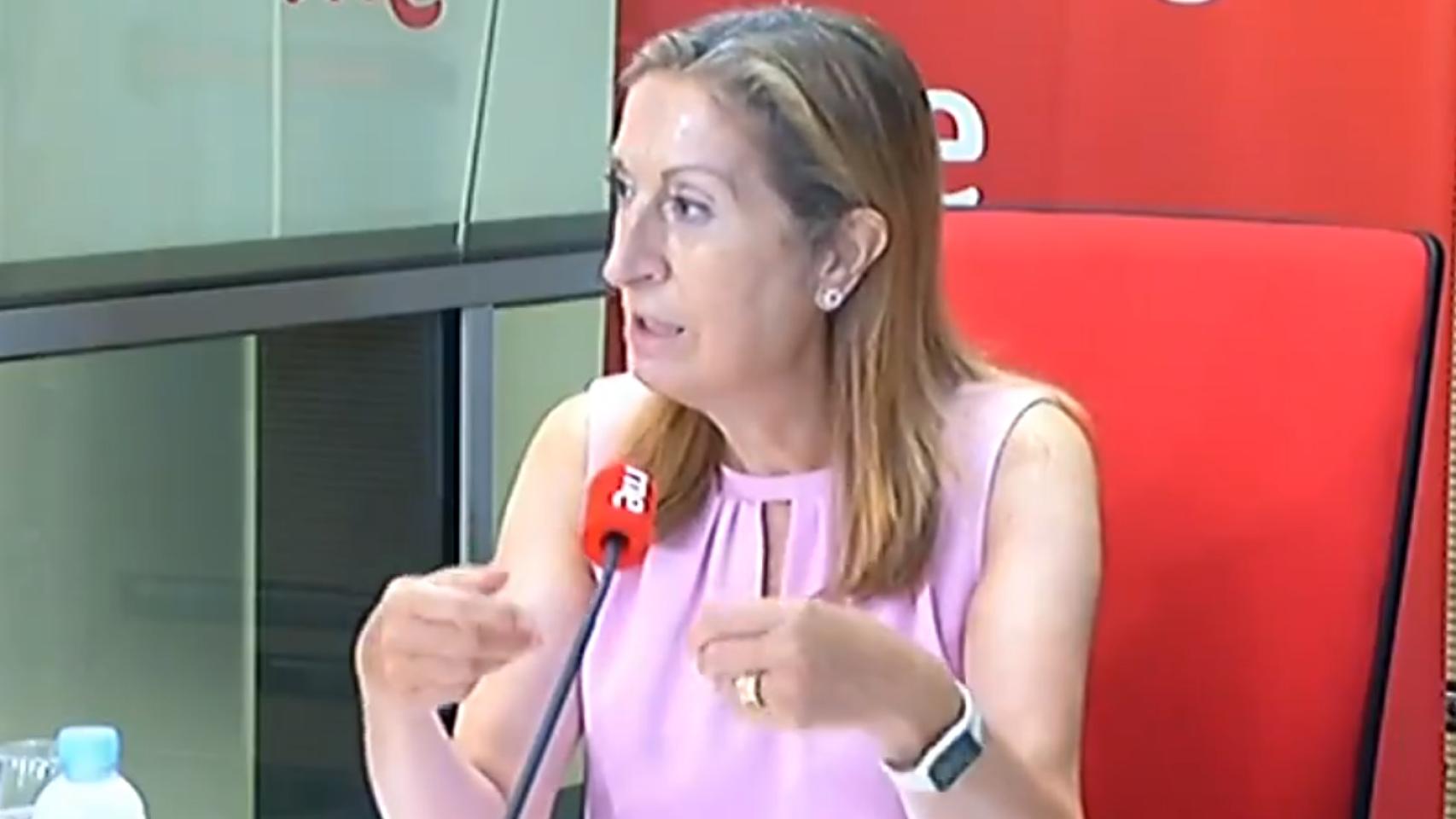 Ana Pastor en los estudios de RNE.
