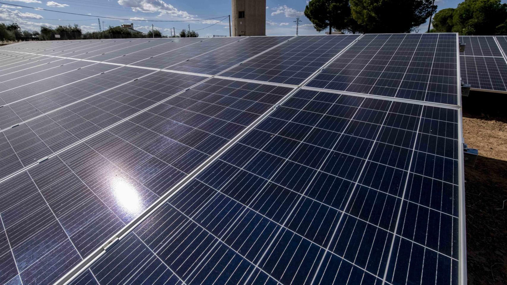 Unas placas solares en una imagen de achivo.