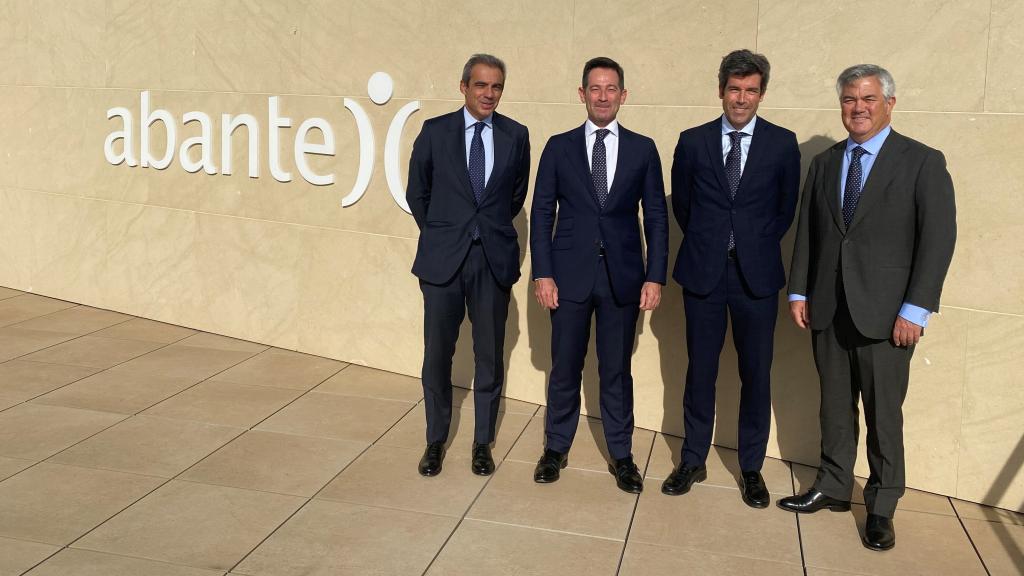 Carlos Taberna Senosiain y Carlos García Ciriza (C2 Asesores) junto a Javier Estévez y Santiago Satrústegui (Abante).