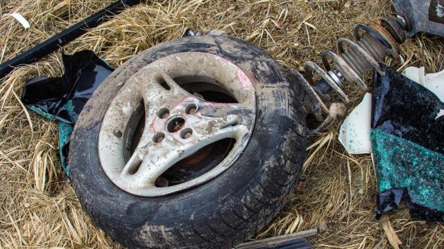 Muere un hombre al chocar  el turismo que conducía con una retroexcavadora en Santa Comba