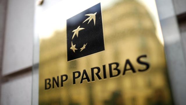 Logo de BNP Paribas en una sede de París.