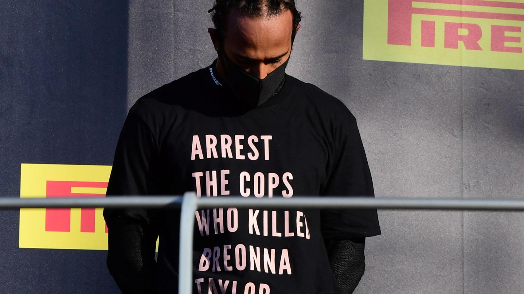 Lewis Hamilton en el podio de Mugello con una camiseta reivindicativa