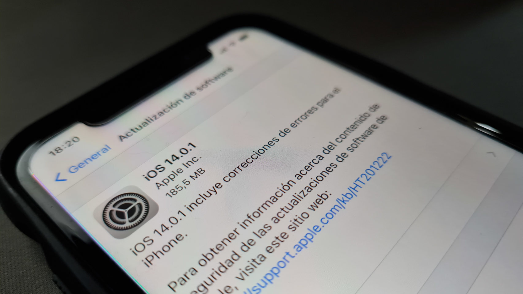 Actualización de iOS 14.0.1 en un iPhone