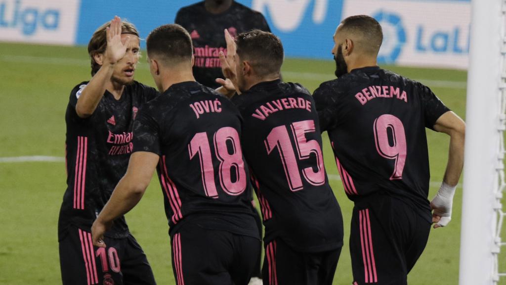 El Real Madrid celebra el gol en propia del Betis
