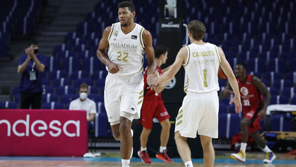 Tavares y Causeur celebrando una canasta con el Real Madrid de Baloncesto