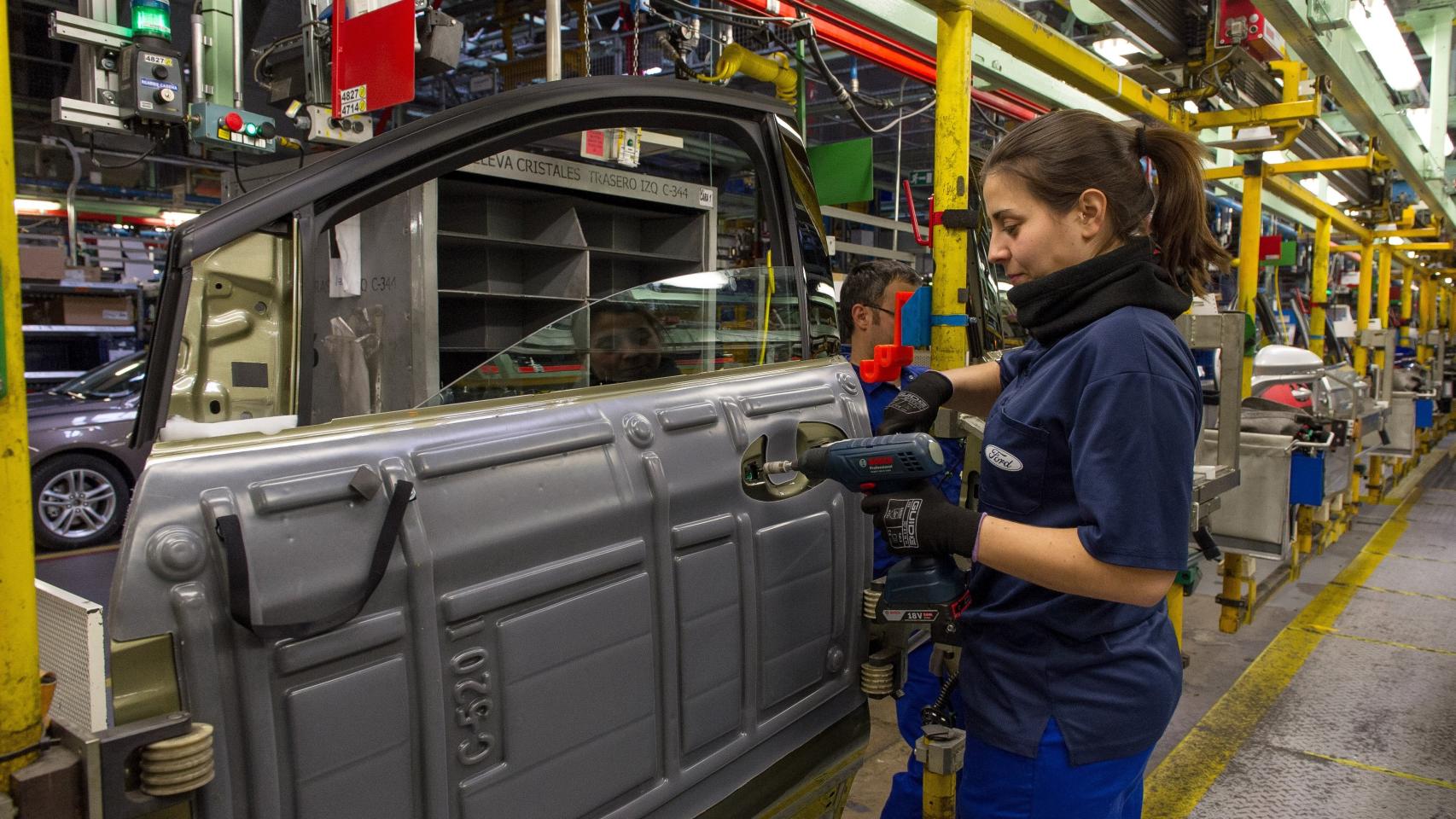 Empleada de Ford Almussafes en la línea de montaje.