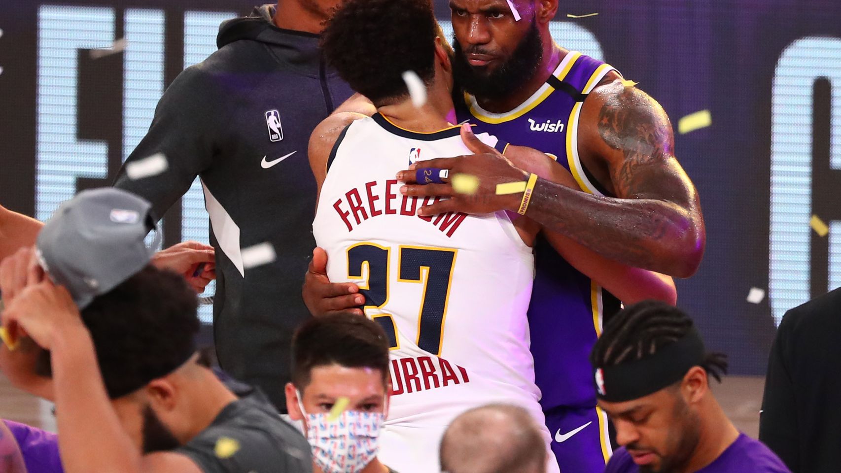 LeBron James saludándose con un jugador de los Nuggets tras pasar a las finales NBA
