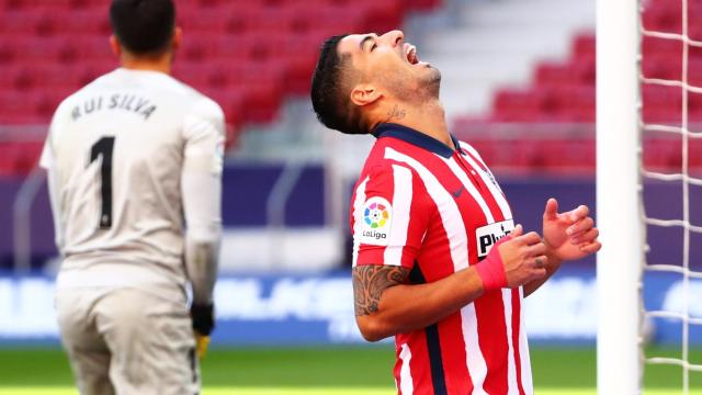 Luis Suárez se lamenta por una ocasión fallada en su debut con el Atlético de Madrid