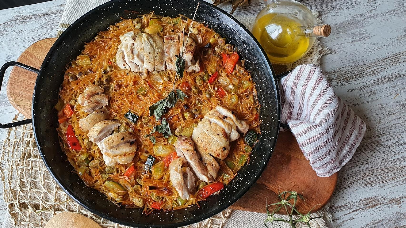 Fideuá de pollo y habitas, receta fácil y rápida para chuparte los dedos