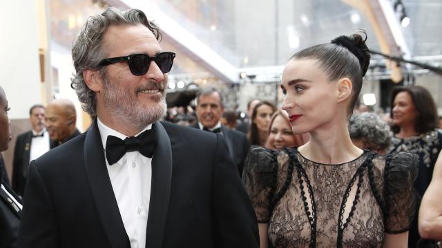 Joaquin Phoenix y Rooney Mara, padres primerizos de un bebé llamado River.