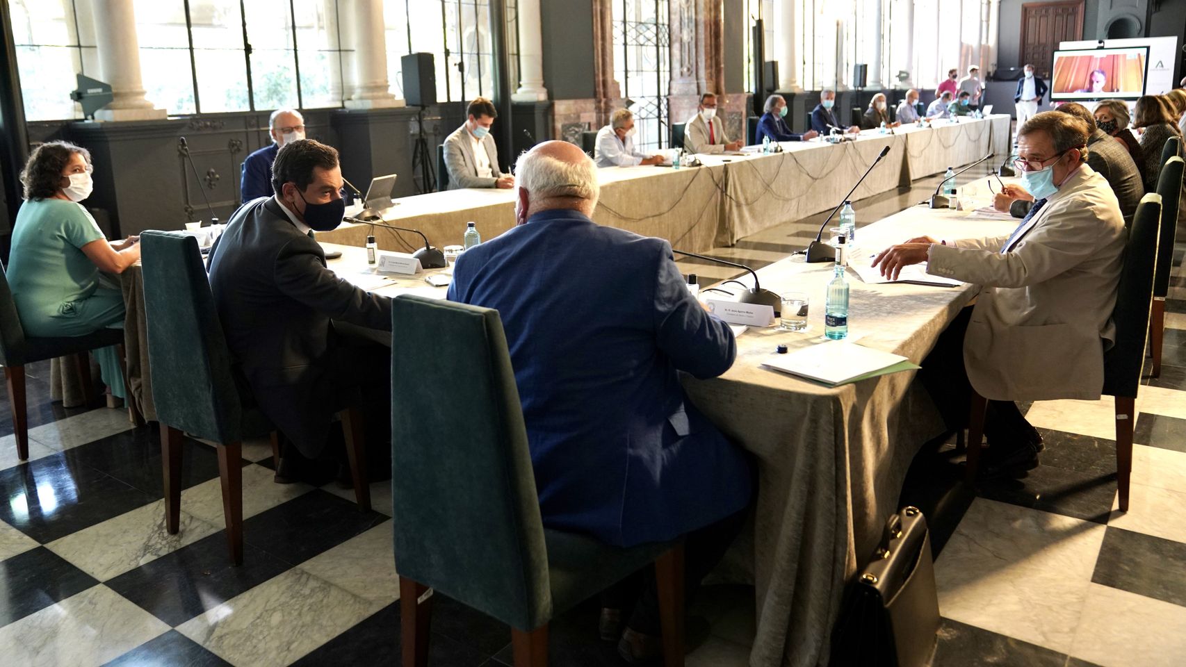 El presidente de la Junta de Andalucía, Juanma Moreno, preside el comité asesor del coronavirus.