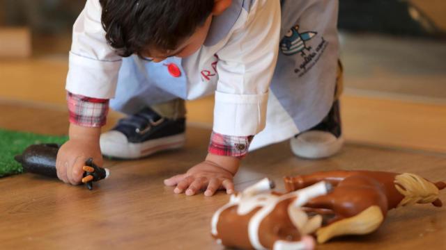 Un niño juega en una clase en una foto de archivo.