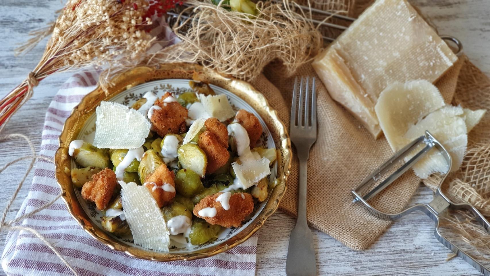 Ensalada César de coles de Bruselas y pollo, ¡riquísima!