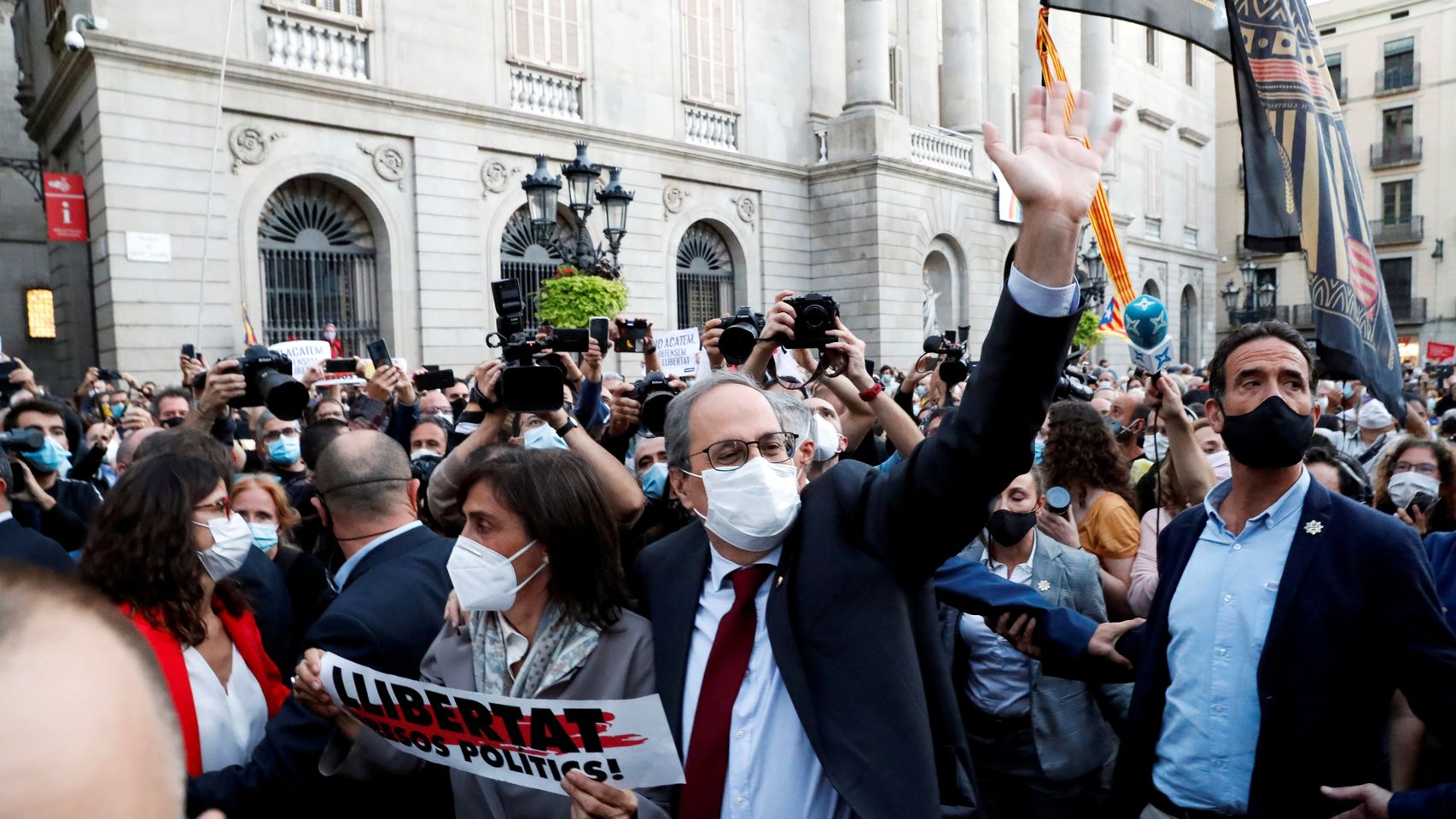 Quim Torra abandona el Palacio de la Generalitat tras su inhabilitación como presidente.