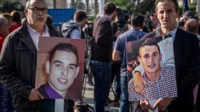 Fotos de Abdeslam Ahmed Ali (izqda.) y Mohamed Amin Mohamed Driss, portadas por sus padres en un acto para pedir justicia.