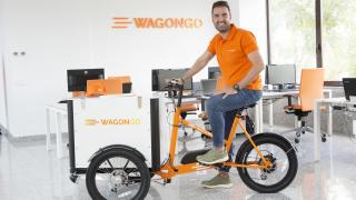 Miguel Ángel del Pino, CEO y fundador de WagonGO, con su triciclo eléctrico.