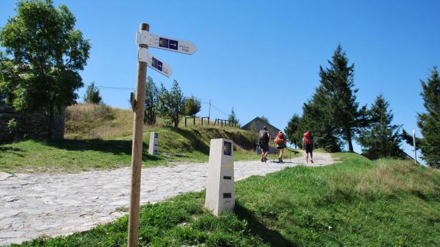 Peregrinos saliendo desde O Cebreiro    Emma Sexto