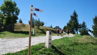 Peregrinos saliendo desde O Cebreiro    Emma Sexto