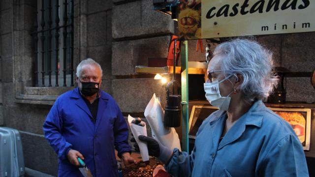 Pura y Sergio en su puesto de castañas de la calle Real.