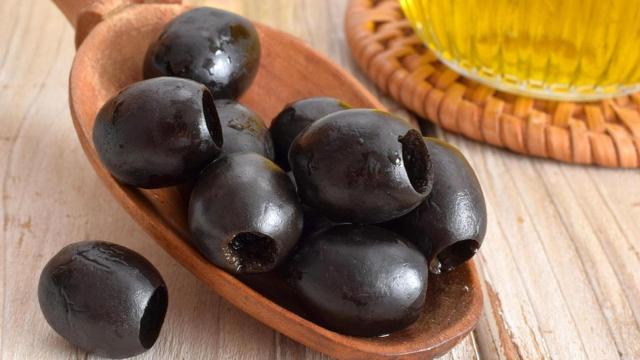 Unas aceitunas negras recién sacadas de su bote.